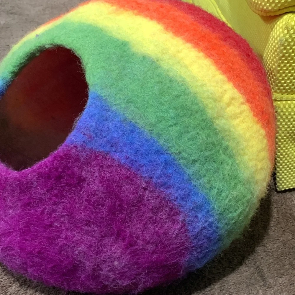 Wow look at this a Beautiful wool cat Cave that’s rite a cat cave!!!